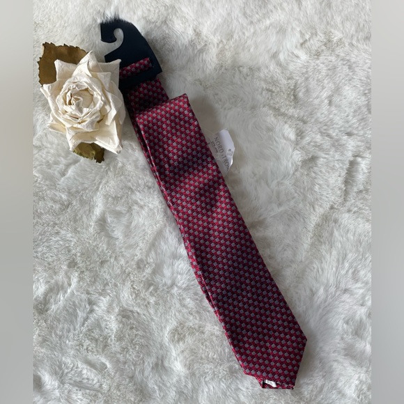 New with tags CALIBRATE MENS 100% SILK TIE CHECKERED RED(s) & SILVER ( grey) - Picture 2 of 5